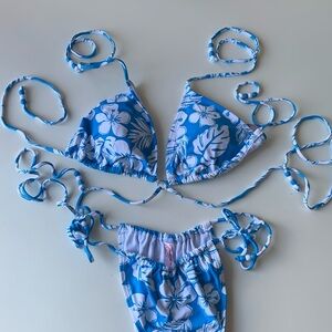 Blue and white Hawaiian print bikini size size M